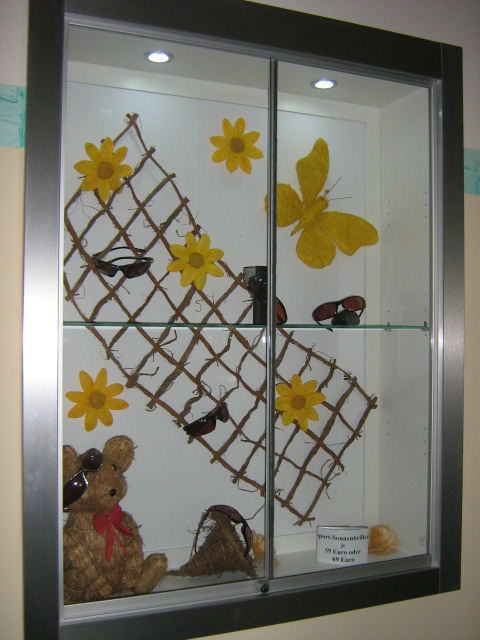 Schaufenster-Vitrine mit Sonnenbrillen bei B & S Brillenmode